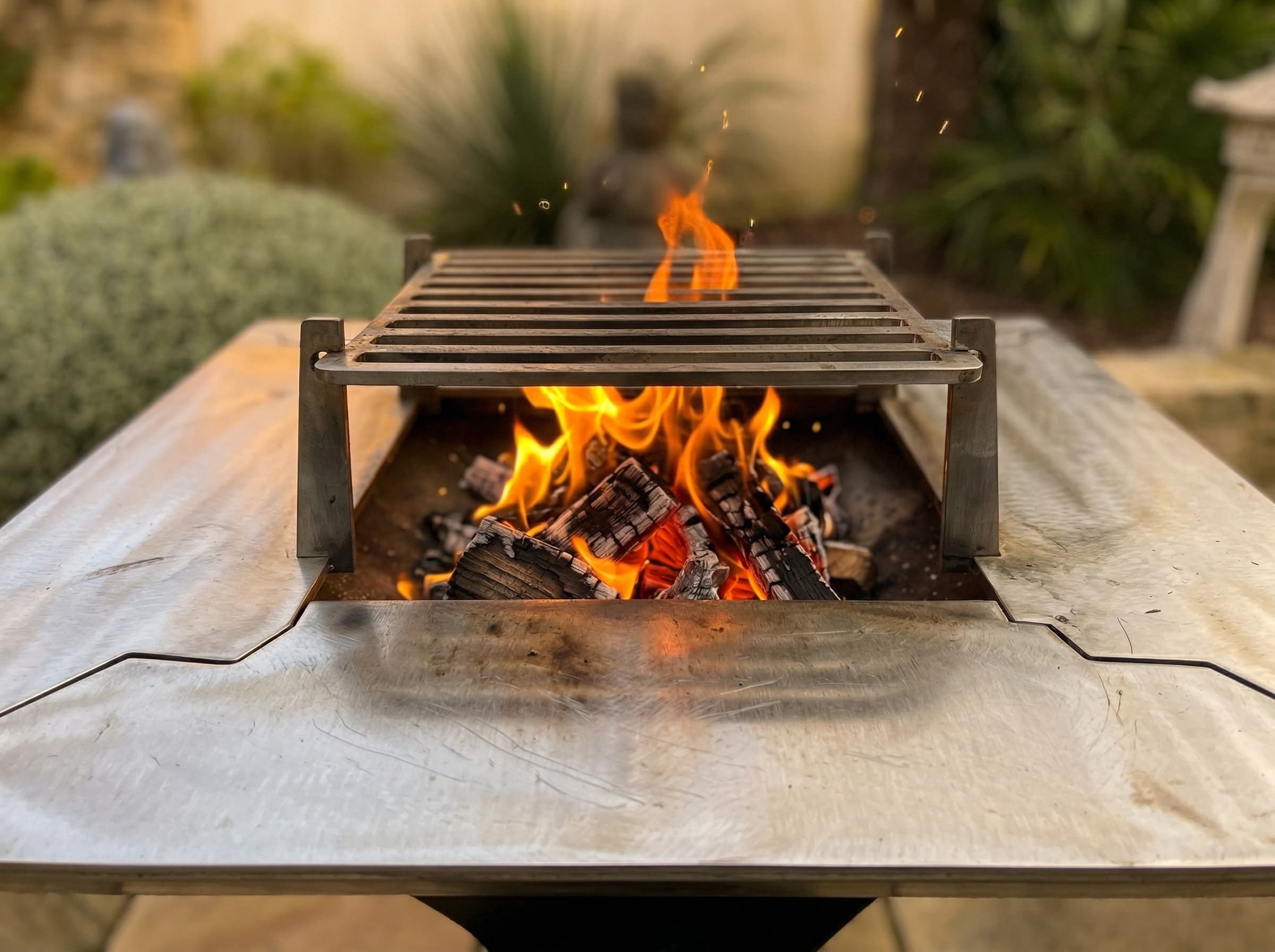 Brasero Signature en acier brut, gros plan sur la structure